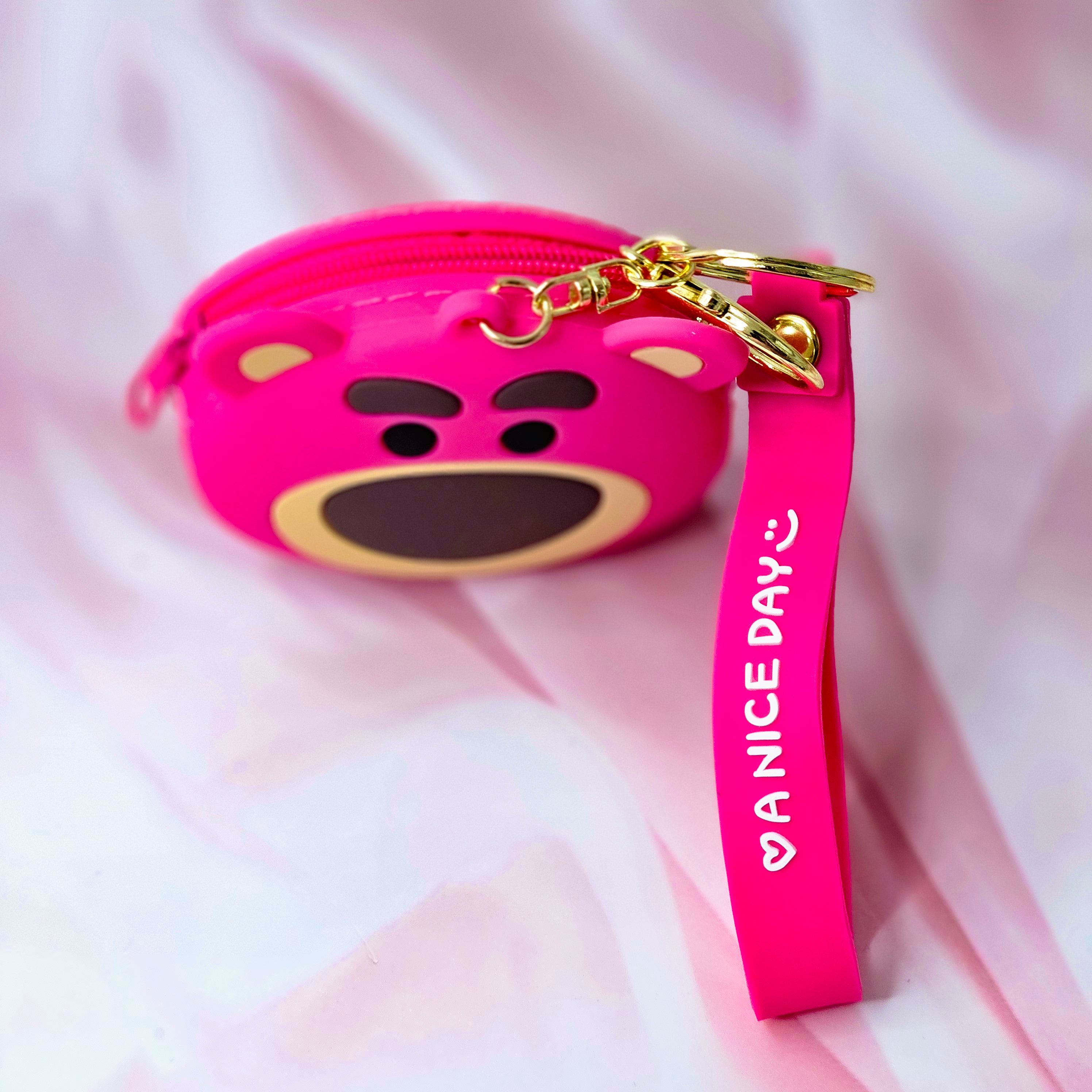 Durable silicone Tom character coin purse and keychain, a unique accessory for kids' bags or keys, combining style and utility. www.usmile.com